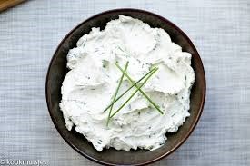 Bieslookroomkaas uitgeschept